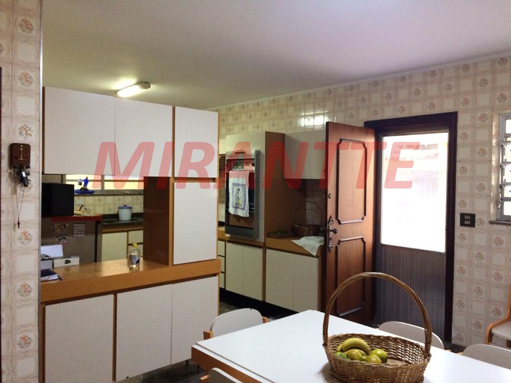 Sobrado de 273m² com 3 quartos em Barro Branco