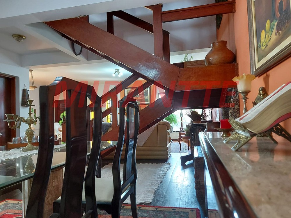 Sobrado de 326m² com 3 quartos em Horto Florestal