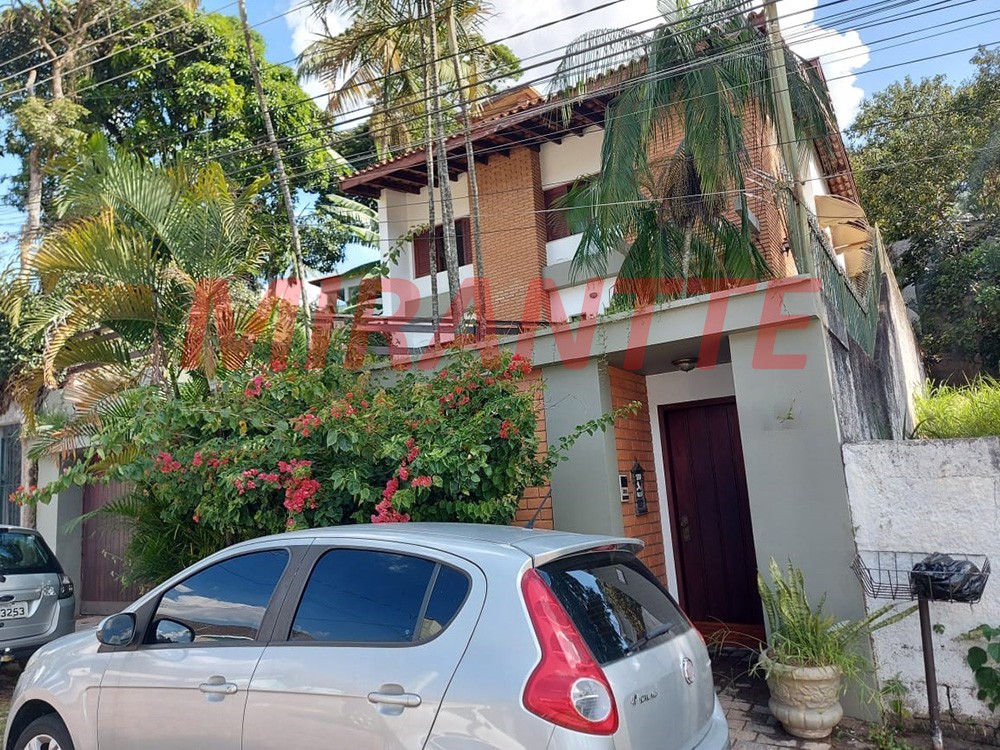 Sobrado de 326m² com 3 quartos em Horto Florestal