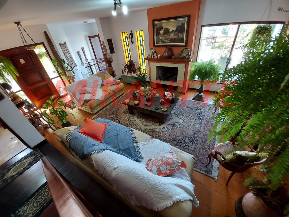 Sobrado de 326m² com 3 quartos em Horto Florestal