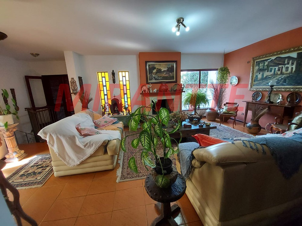 Sobrado de 326m² com 3 quartos em Horto Florestal