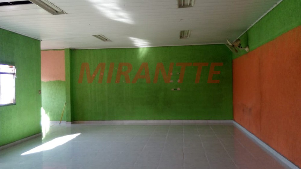 Comercial em Perus