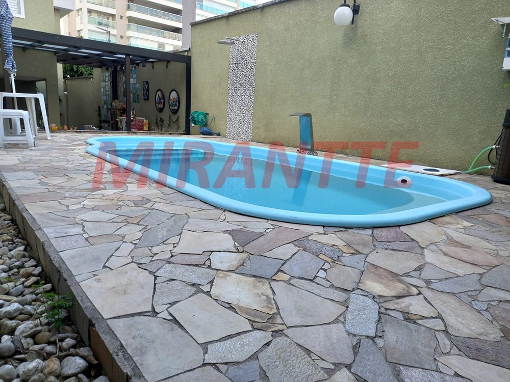 Sobrado de 309m² com 4 quartos em Santa Teresinha