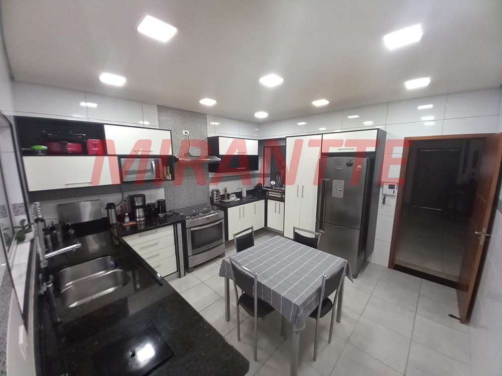Sobrado de 309m² com 4 quartos em Santa Teresinha
