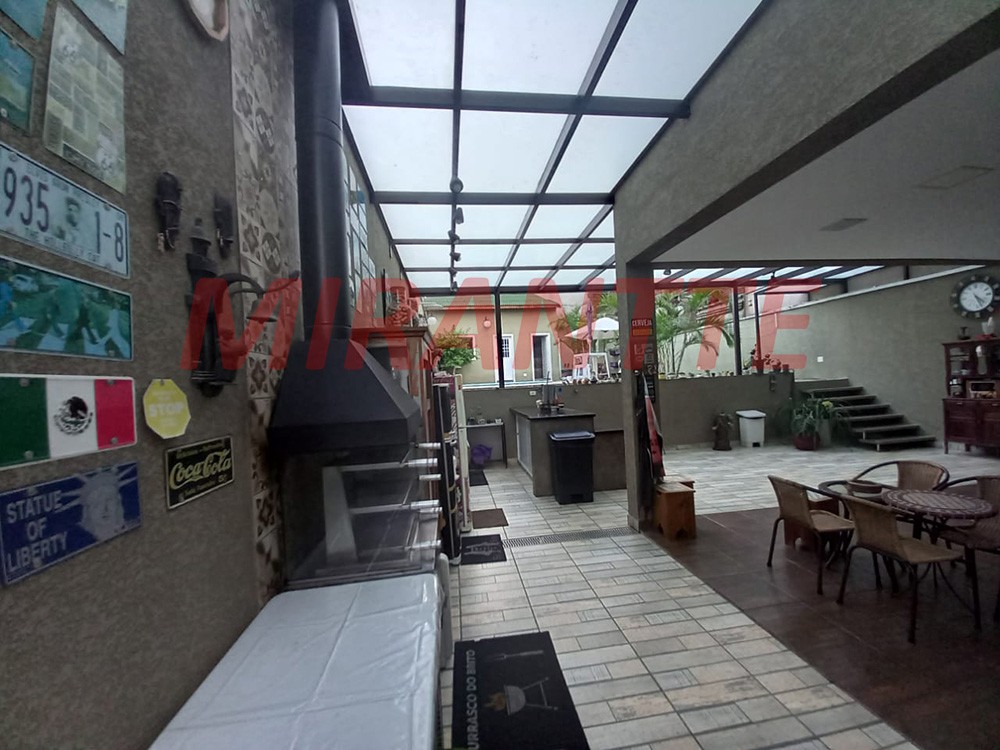 Sobrado de 309m² com 4 quartos em Santa Teresinha