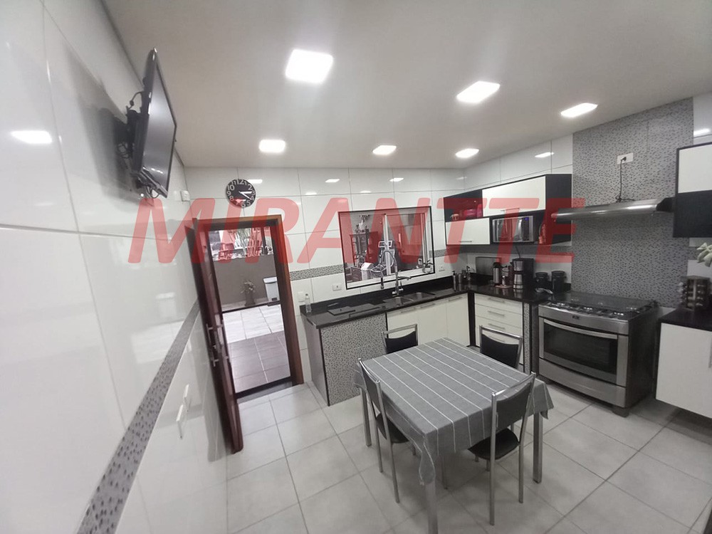 Sobrado de 309m² com 4 quartos em Santa Teresinha