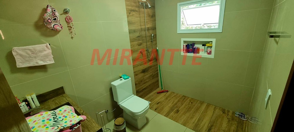 Sobrado de 400m² com 4 quartos em Serra da Cantareira