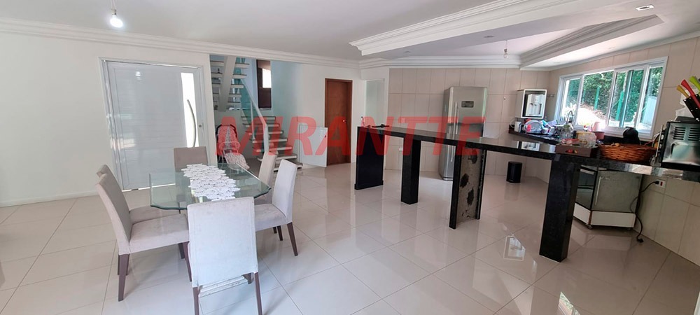 Sobrado de 400m² com 4 quartos em Serra da Cantareira