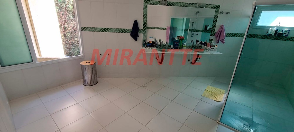 Sobrado de 400m² com 4 quartos em Serra da Cantareira