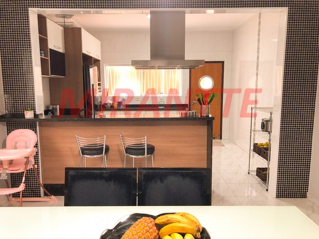 Sobrado de 216m² com 3 quartos em Água Fria