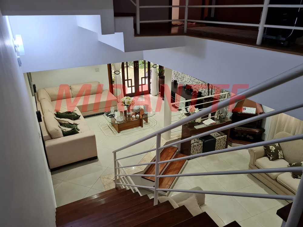 Sobrado de 360m² com 3 quartos em Horto Florestal