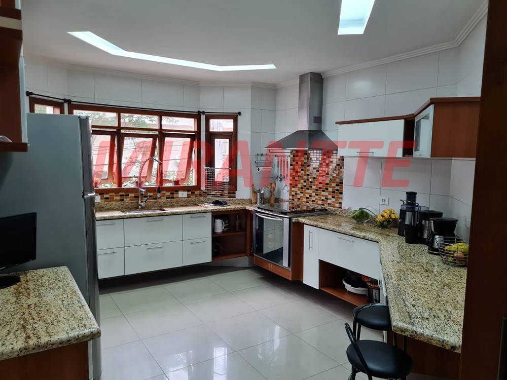 Sobrado de 360m² com 3 quartos em Horto Florestal