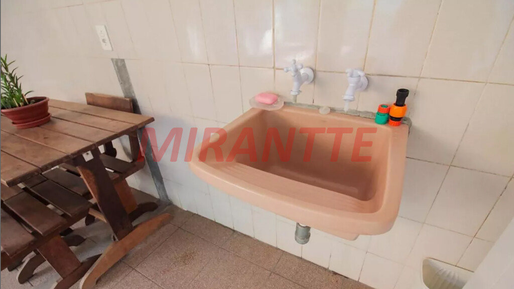 Sobrado de 360m² com 4 quartos em Água Fria