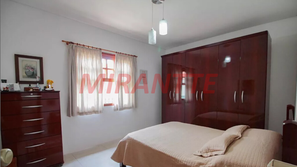 Sobrado de 360m² com 4 quartos em Água Fria