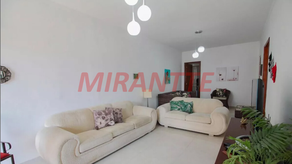 Sobrado de 360m² com 4 quartos em Água Fria