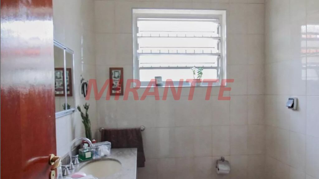 Sobrado de 360m² com 4 quartos em Água Fria
