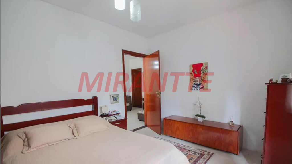 Sobrado de 360m² com 4 quartos em Água Fria