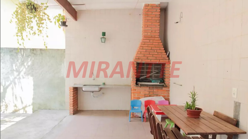 Sobrado de 360m² com 4 quartos em Água Fria