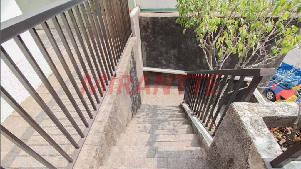 Sobrado de 360m² com 4 quartos em Água Fria