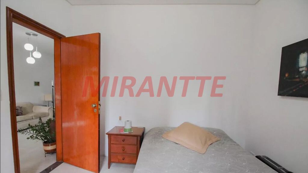 Sobrado de 360m² com 4 quartos em Água Fria