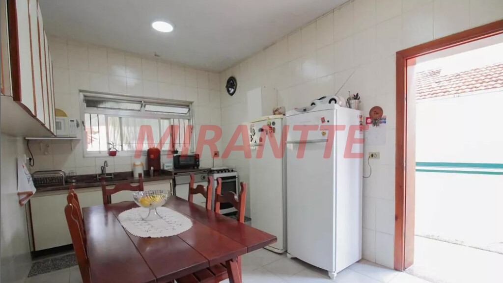 Sobrado de 360m² com 4 quartos em Água Fria