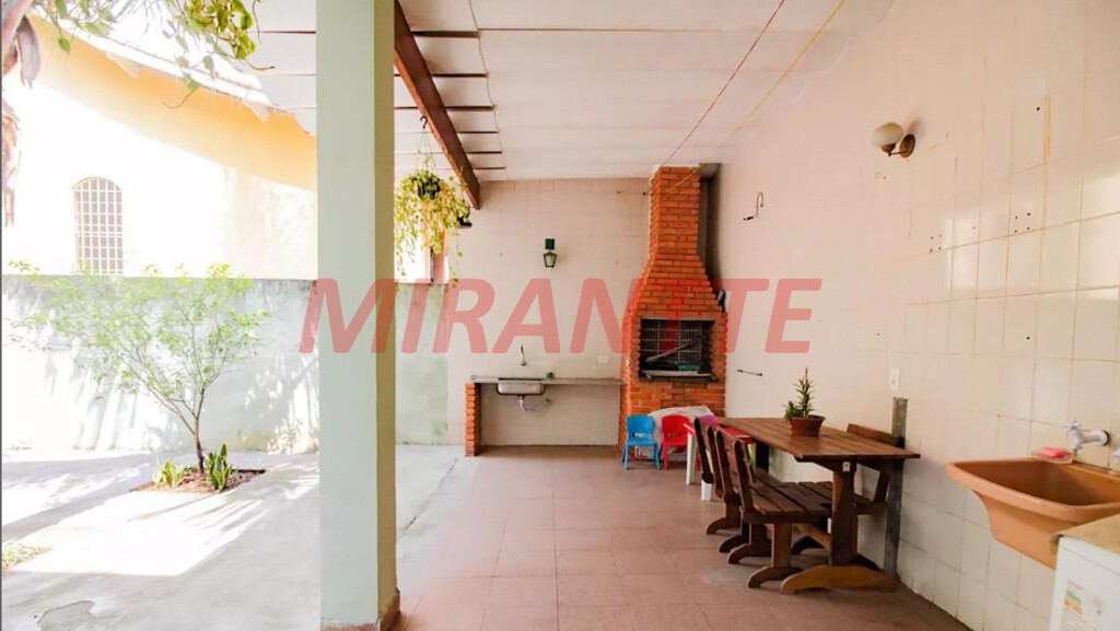 Sobrado de 360m² com 4 quartos em Água Fria