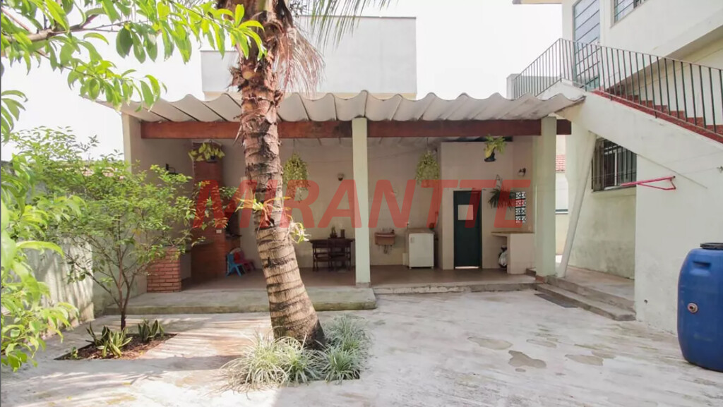 Sobrado de 360m² com 4 quartos em Água Fria