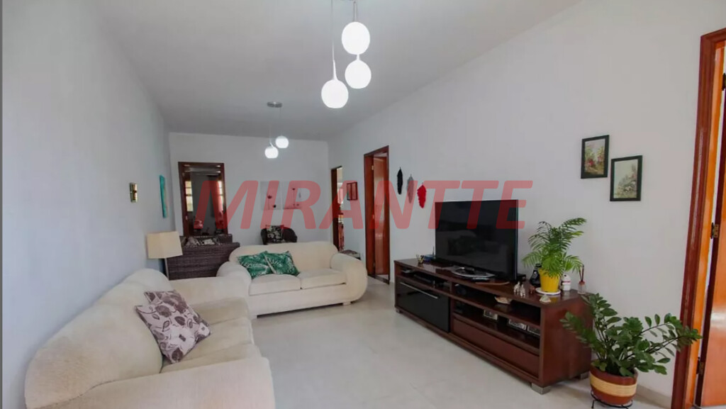 Sobrado de 360m² com 4 quartos em Água Fria