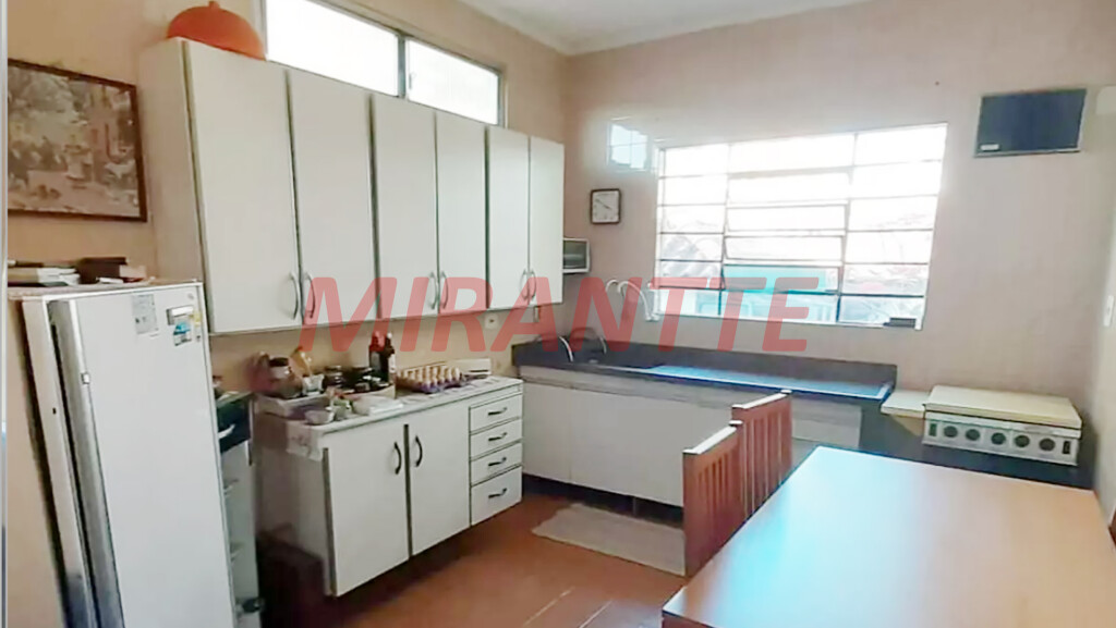 Sobrado de 360m² com 4 quartos em Água Fria