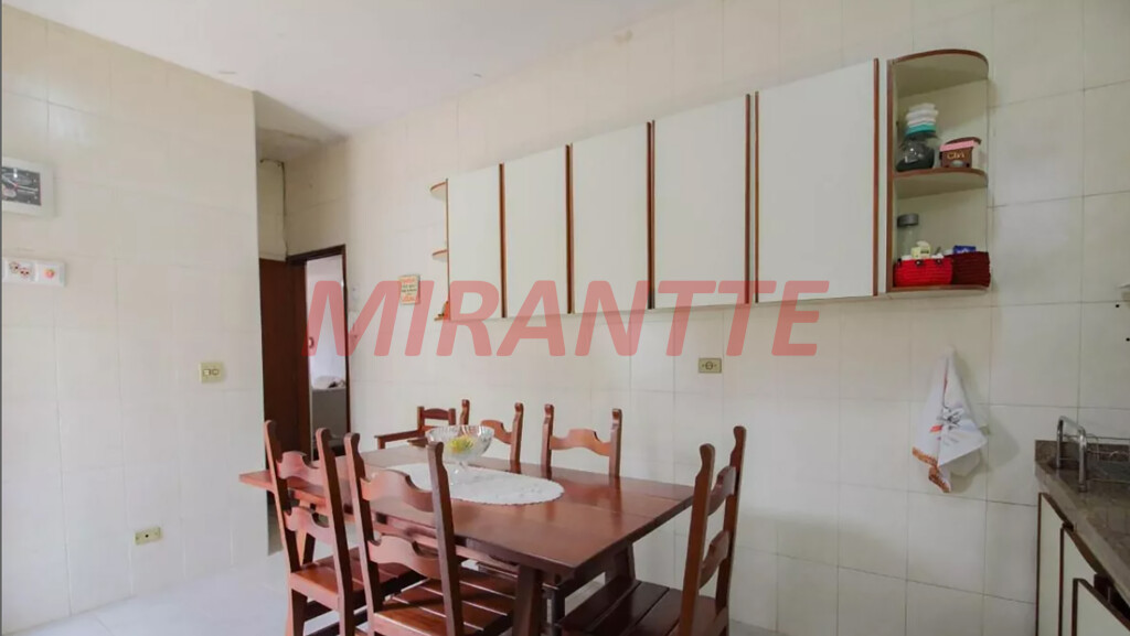 Sobrado de 360m² com 4 quartos em Água Fria