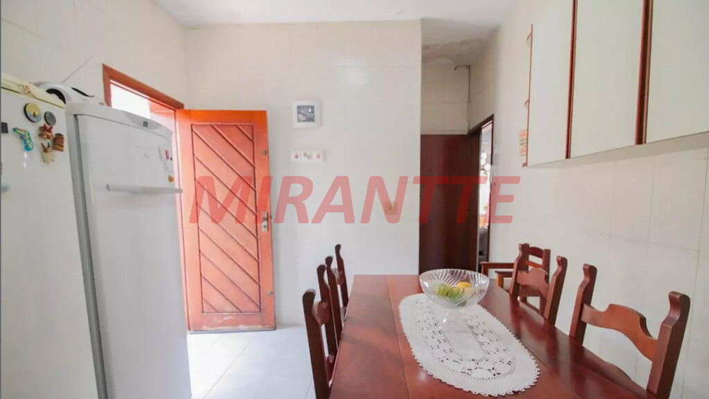 Sobrado de 360m² com 4 quartos em Água Fria