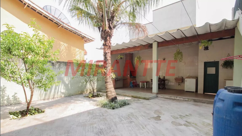 Sobrado de 360m² com 4 quartos em Água Fria