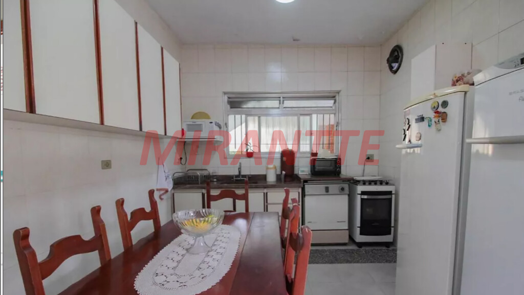 Sobrado de 360m² com 4 quartos em Água Fria