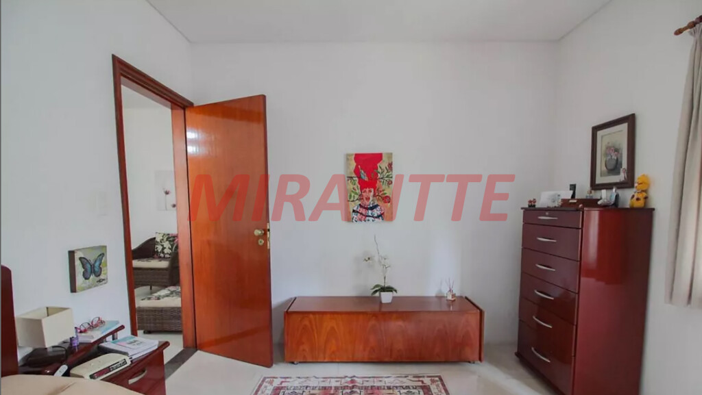 Sobrado de 360m² com 4 quartos em Água Fria