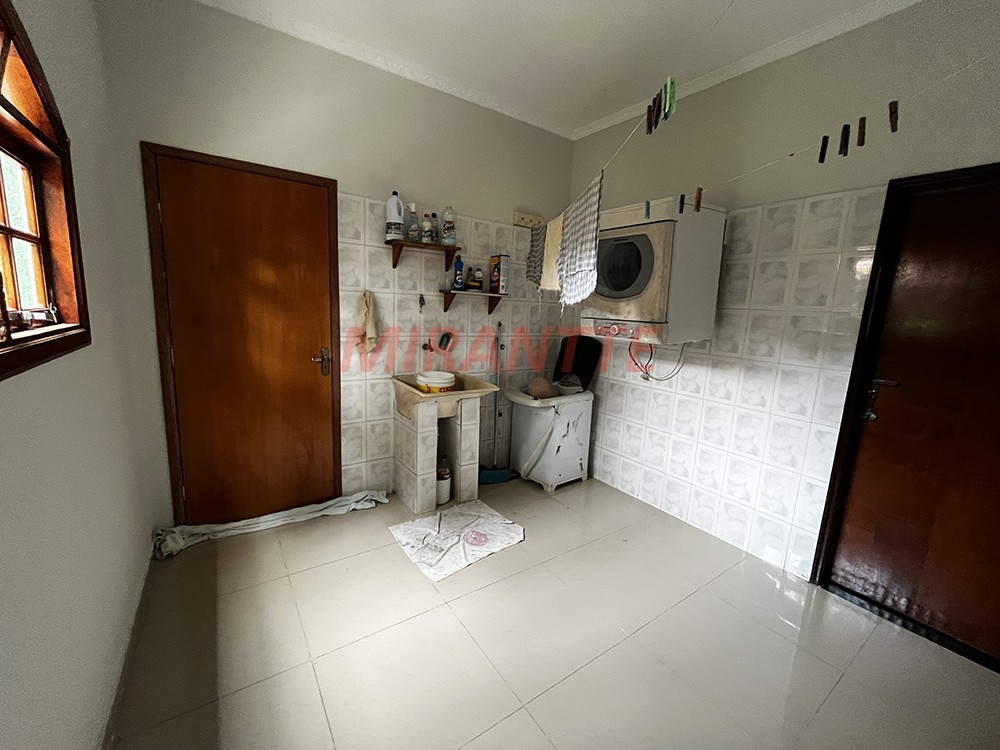 Sobrado de 371m² com 4 quartos em Jardim Samambaia – Mairiporã