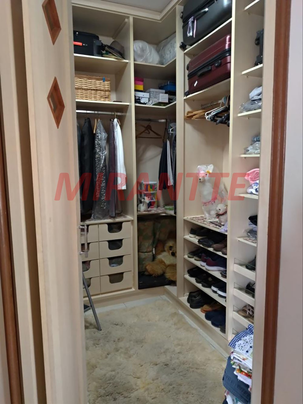 Sobrado de 366m² com 4 quartos em Vila Galvão