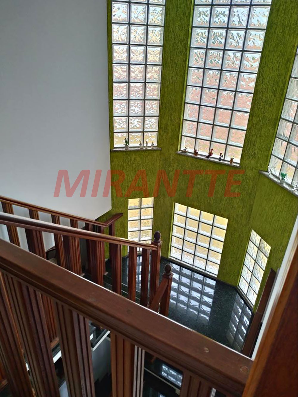 Sobrado de 366m² com 4 quartos em Vila Galvão
