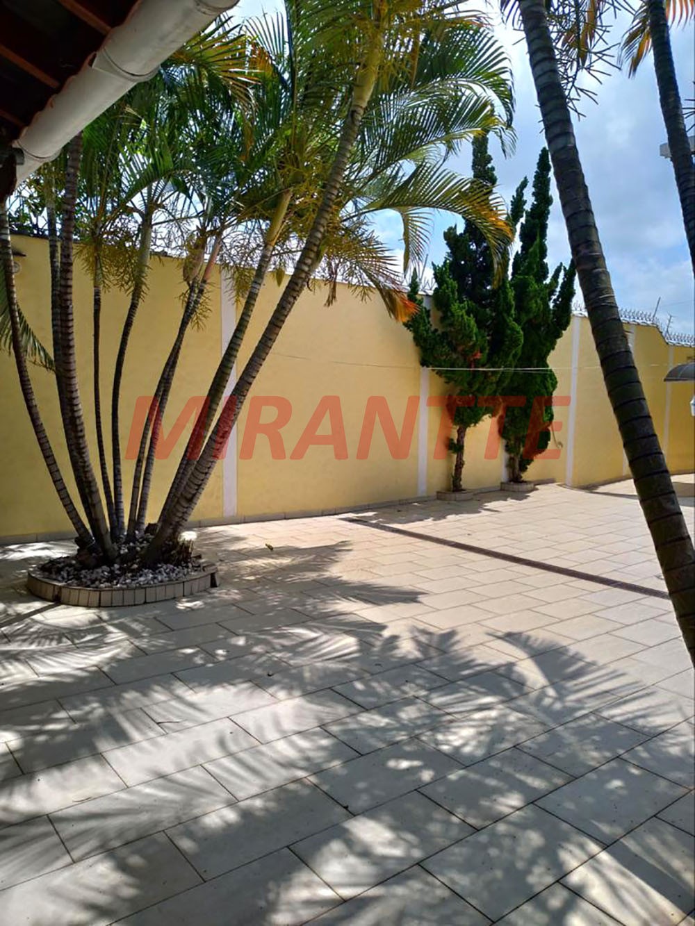 Sobrado de 366m² com 4 quartos em Vila Galvão