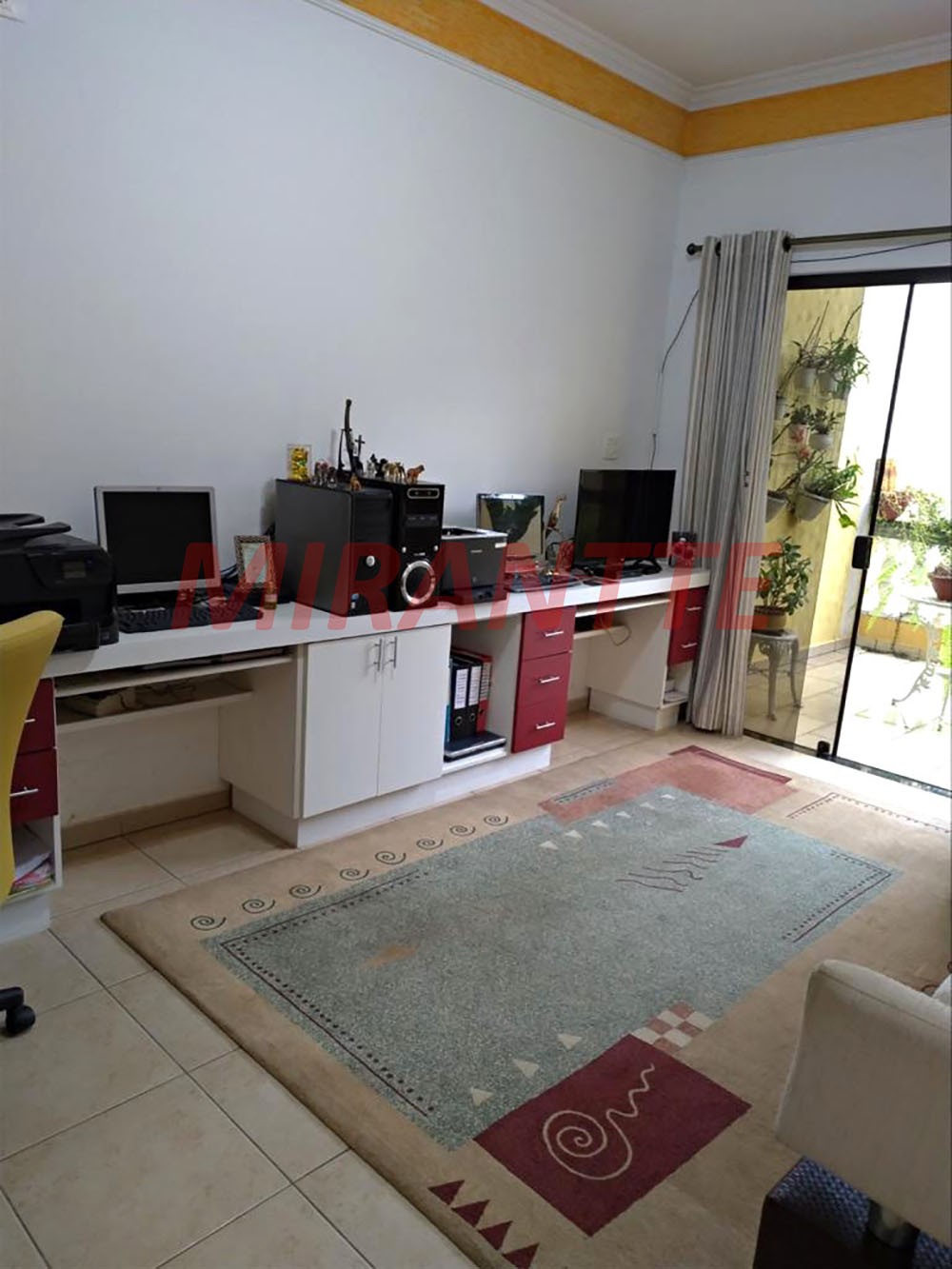 Sobrado de 366m² com 4 quartos em Vila Galvão