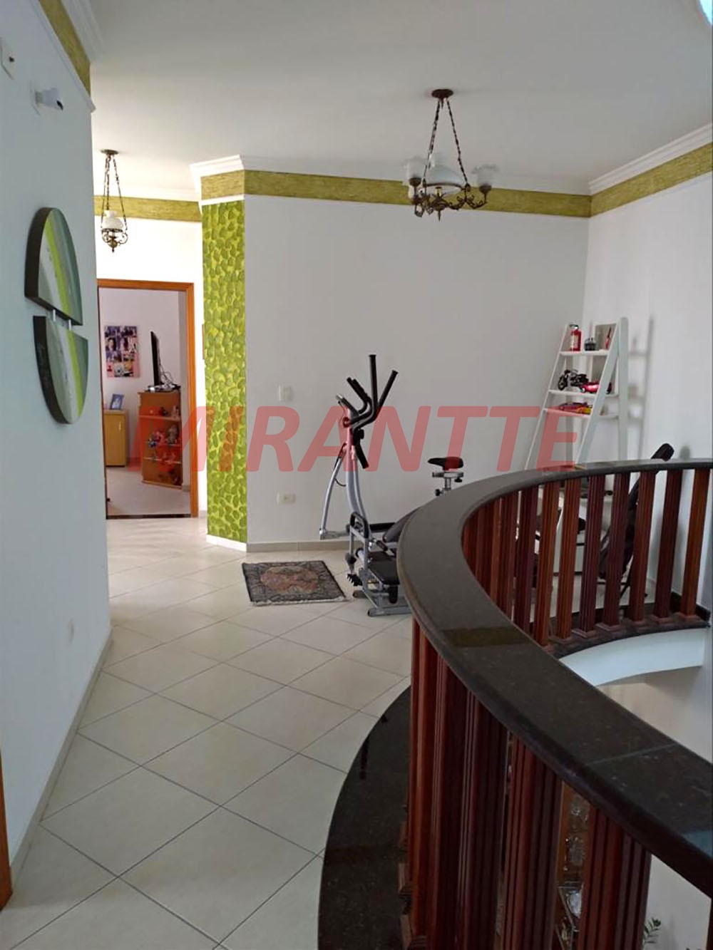 Sobrado de 366m² com 4 quartos em Vila Galvão