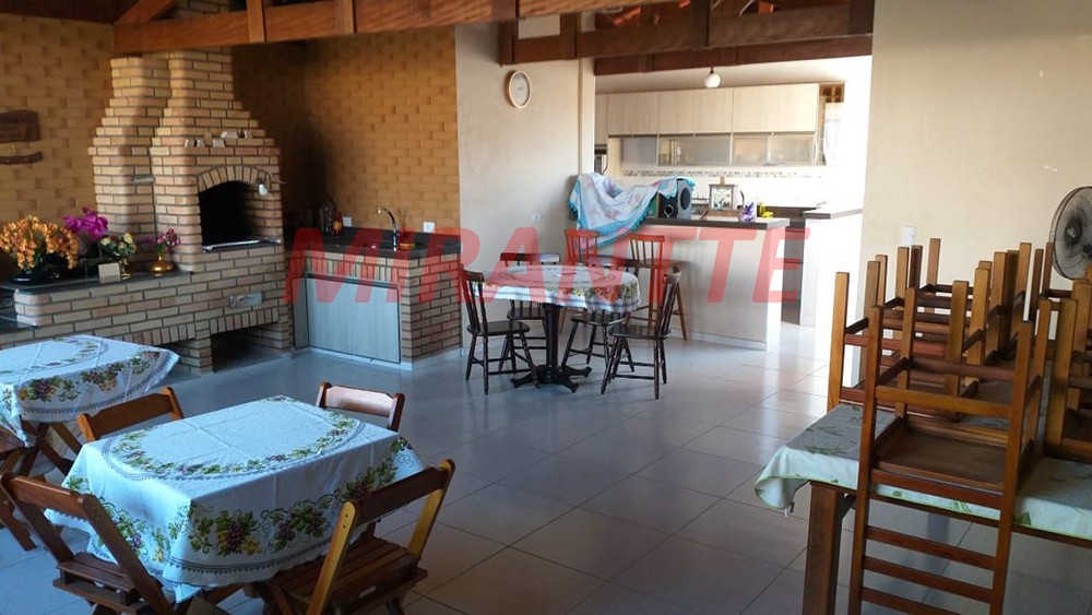 Sobrado de 160m² com 4 quartos em Vila Mazzei