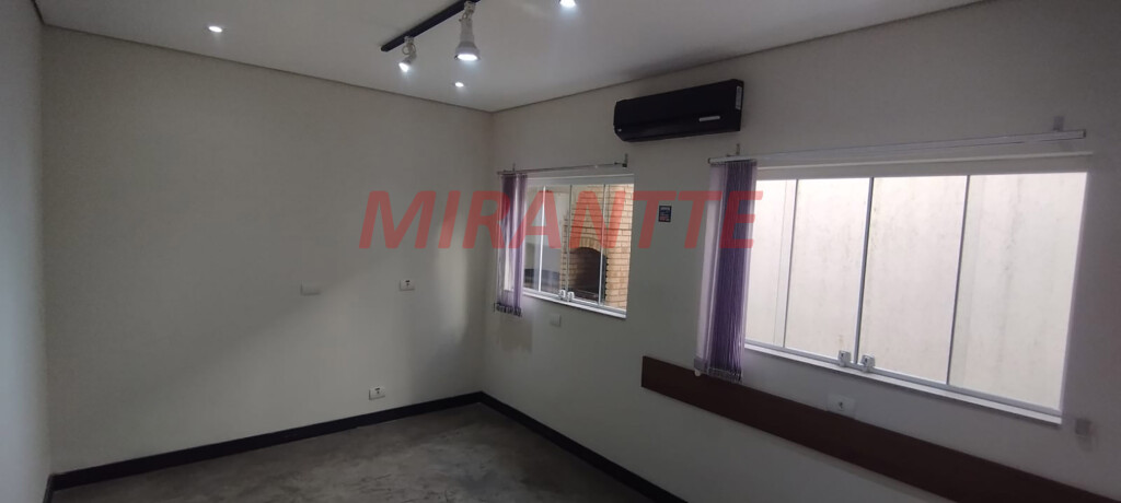 Sobrado de 220m² com 3 quartos em Santana