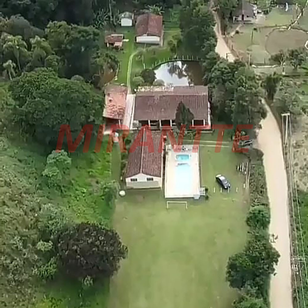 ChÁcara de 2000m² com 8 quartos em Pirucaia