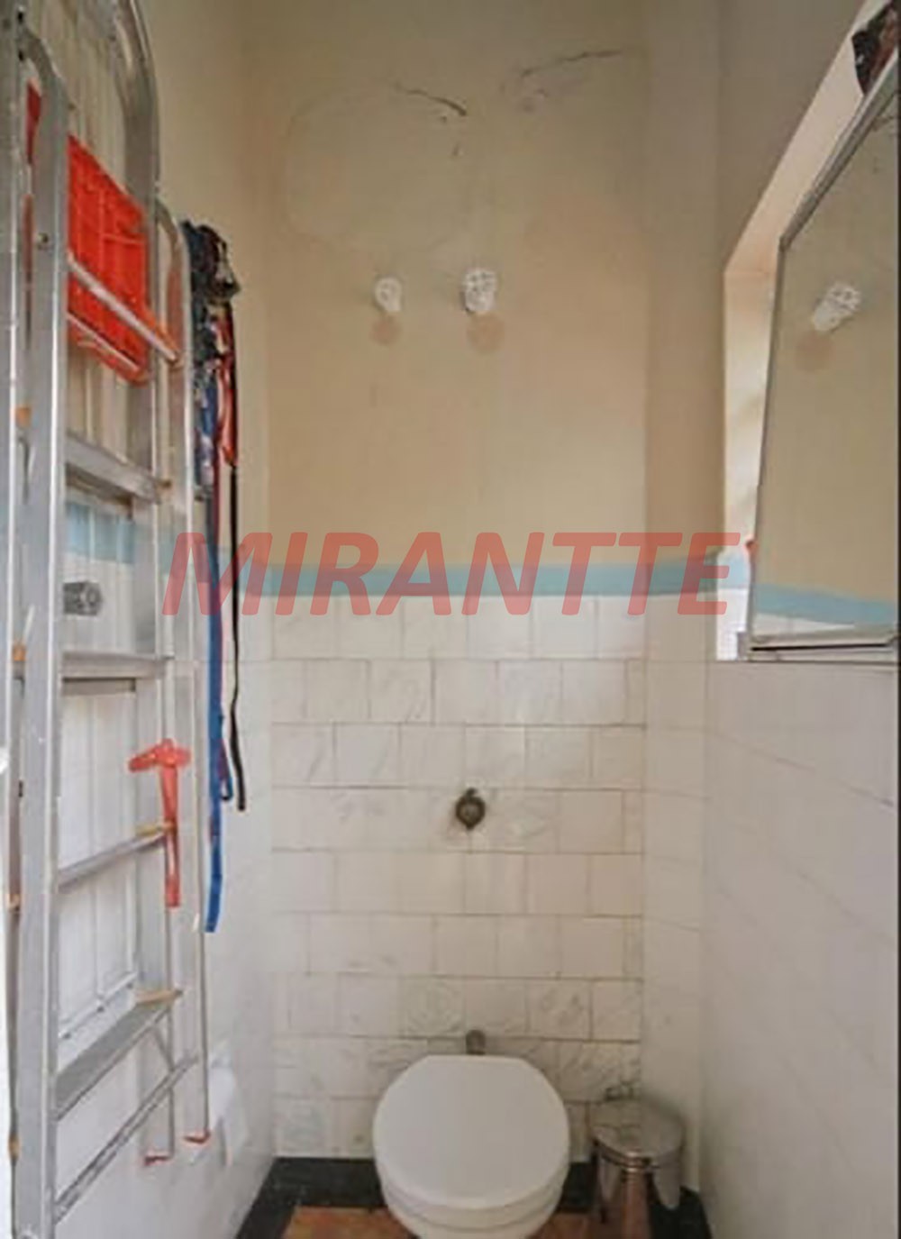 Sobrado de 160m² com 5 quartos em Água Fria