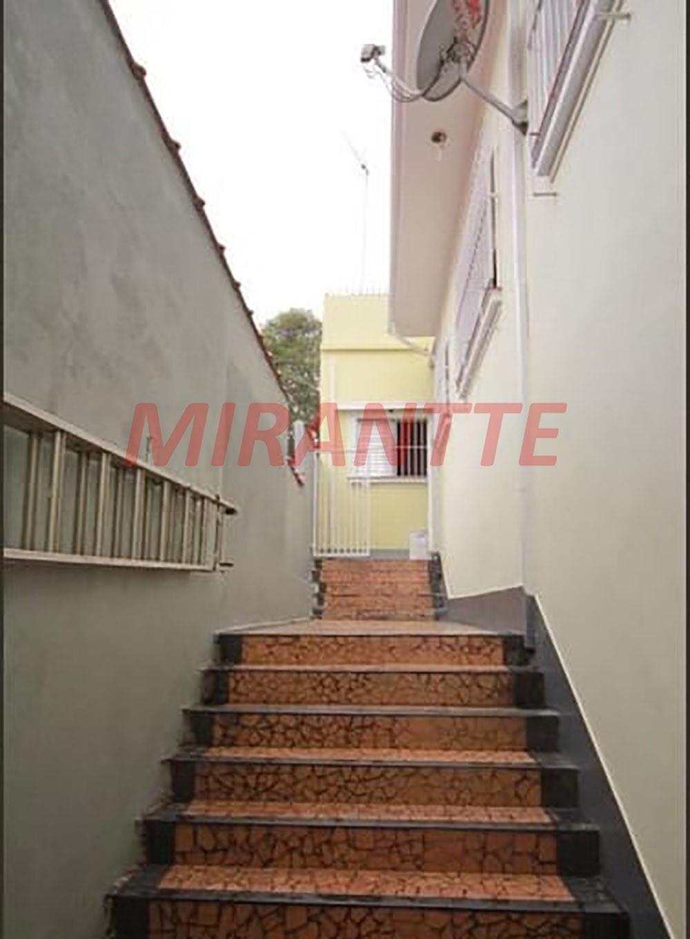 Sobrado de 160m² com 5 quartos em Água Fria