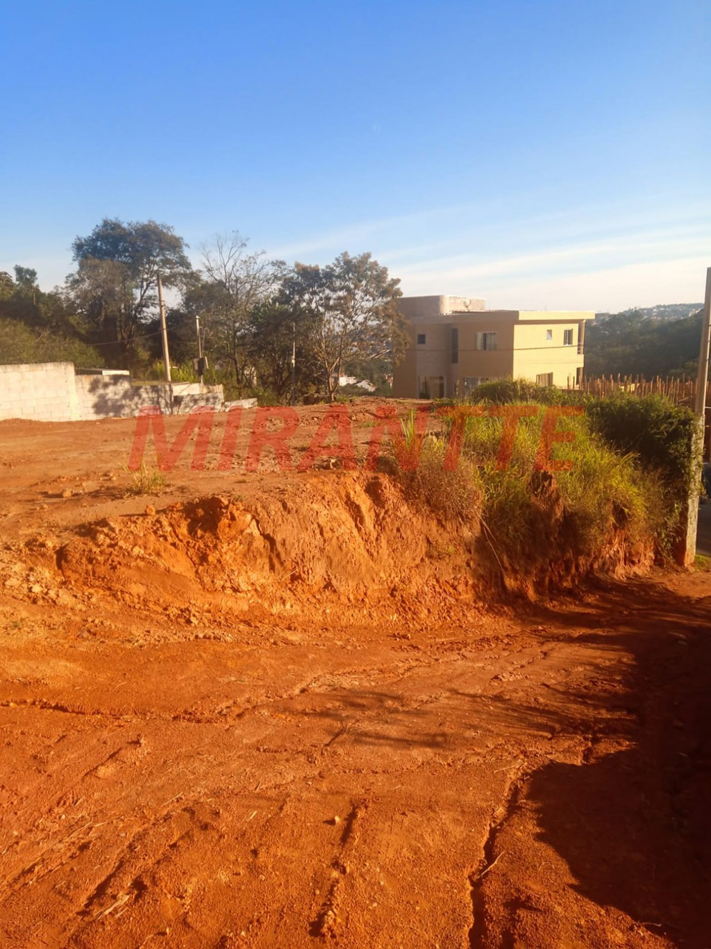 Terreno de 560m² em Parque Itaguaçu