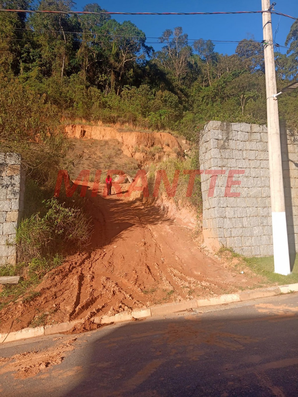 Terreno de 560m² em Parque Itaguaçu