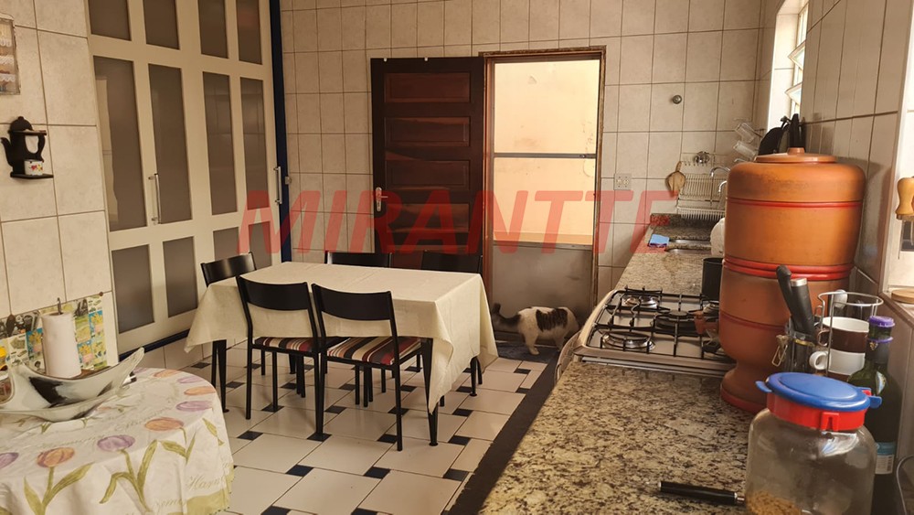 Sobrado de 182m² com 3 quartos em Água Fria
