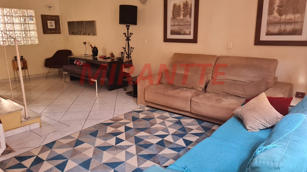 Sobrado de 182m² com 3 quartos em Água Fria