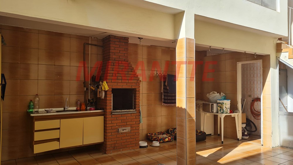 Sobrado de 182m² com 3 quartos em Água Fria